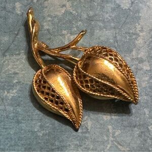 VINTAGE FLOWER BROOCH